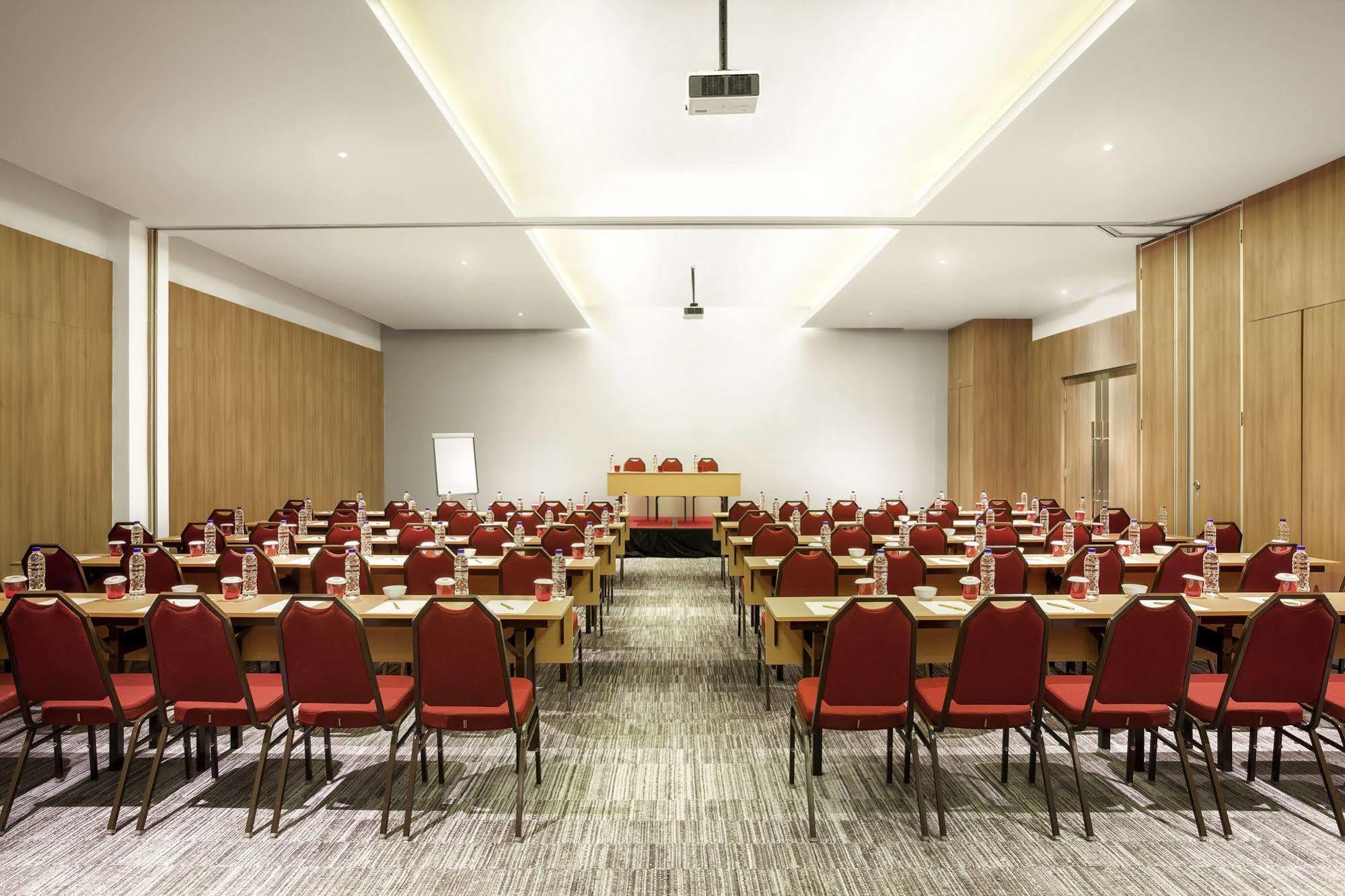 Ibis Makassar City Center Extérieur photo